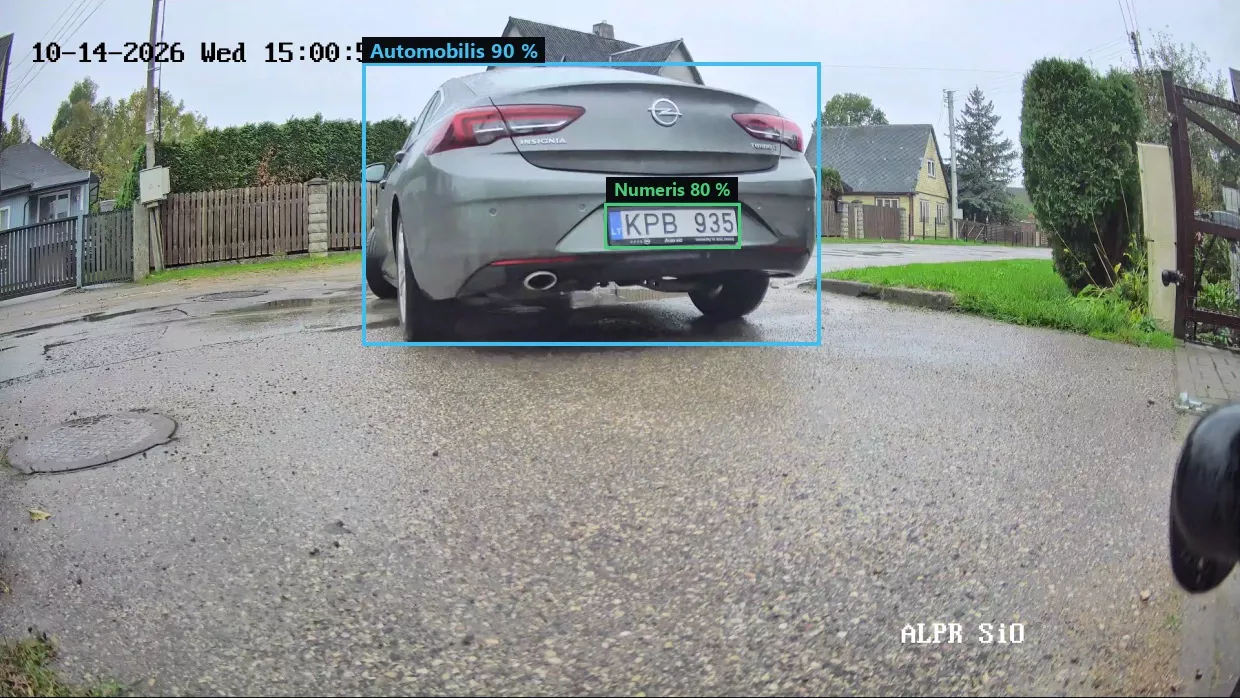 Išvažiuojantis automobilis – tikras kameros kadras su pateiktomis transporto ir numerio aptikimo sritimis