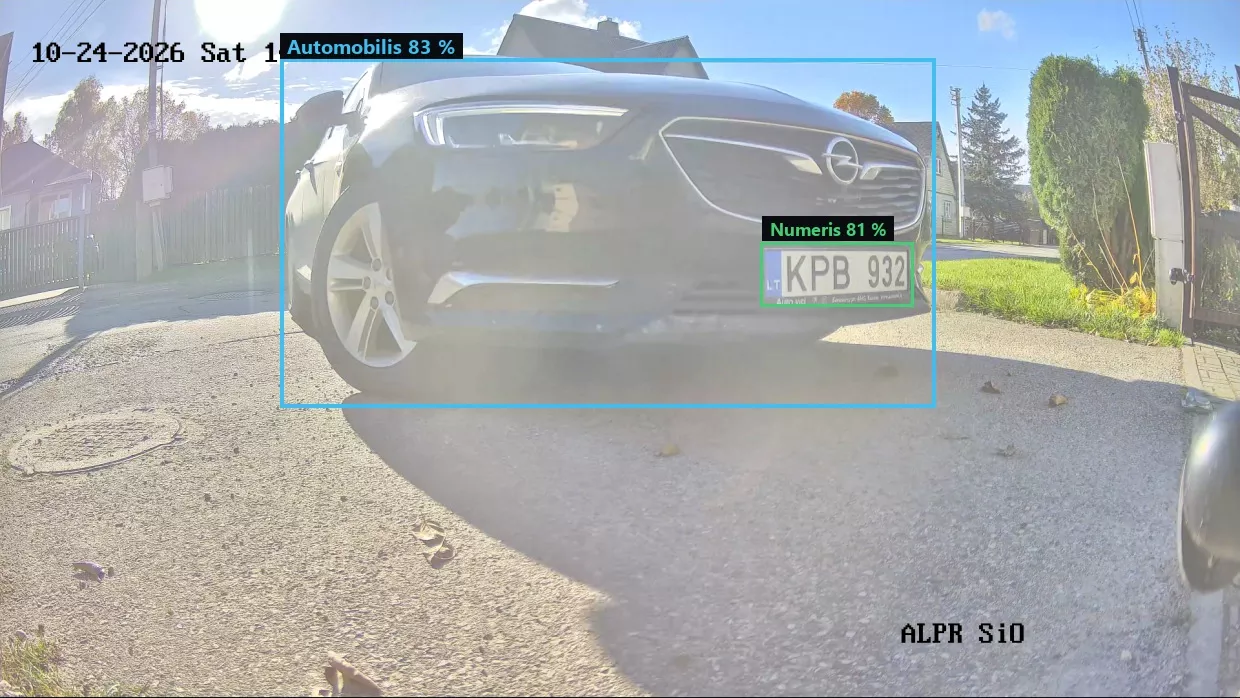 Saulės atspindys – tikras kameros kadras su pateiktomis transporto ir numerio aptikimo sritimis